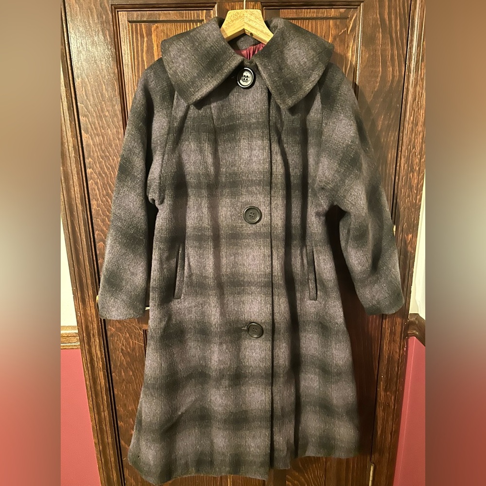 Beautiful Vintage 1950’s A-line coat with wide collar, pockets and large buttons